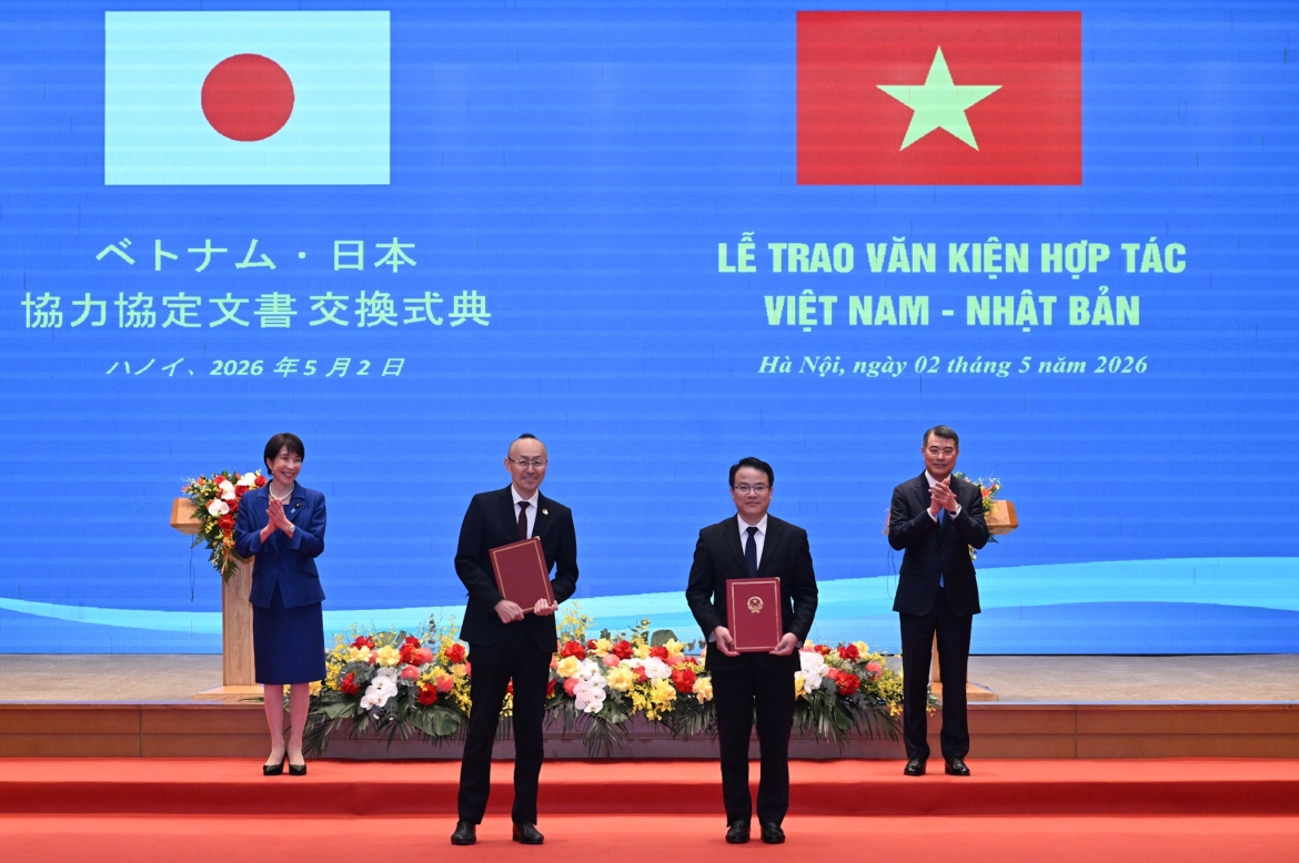Thủ tướng Lê Minh Hưng và Thủ tướng Takaichi Sanae chứng kiến lễ trao văn kiện hợp tác