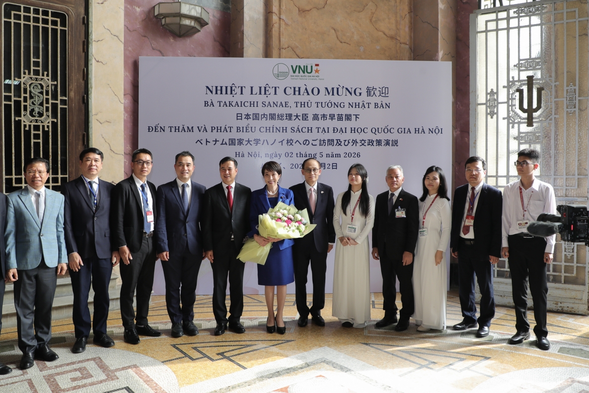 Thủ tướng Nhật Bản Takaichi Sanae chụp ảnh lưu niệm cùng với đại diện của Đại học Quốc gia Hà Nội. Ảnh: VNU