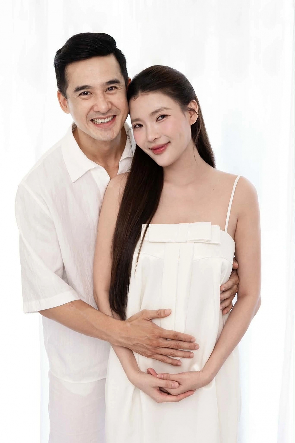 Diễn viên Thúy Diễm tăng 6 kg, vòng hai nhô cao, gương mặt bầu bĩnh khi mang thai con thứ hai ở tháng thứ tư.
