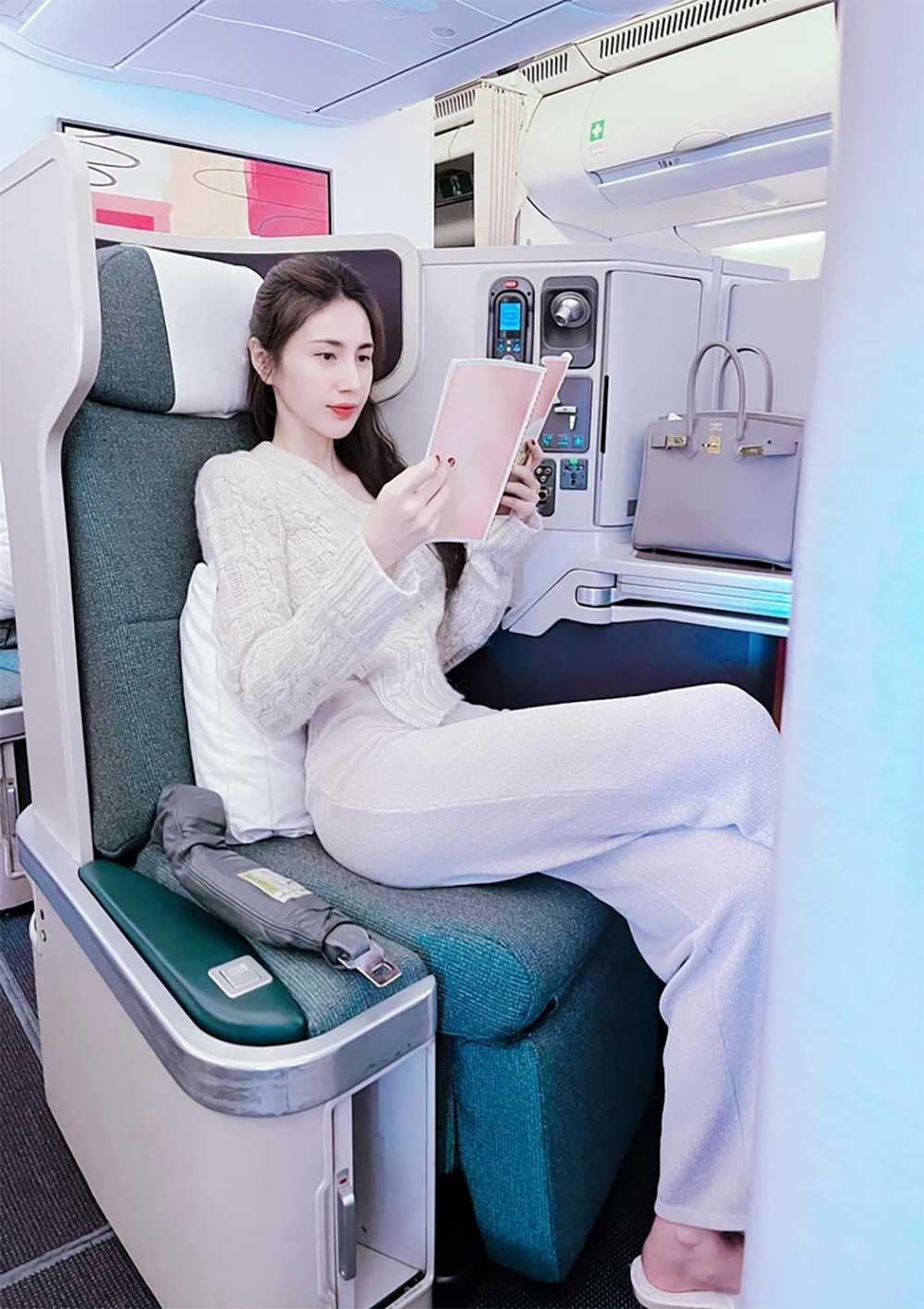 Thủy Tiên dường như đã tìm được trạng thái mà cô mong muốn, viên mãn của hiện tại, hạnh phúc là khi có thể sống đúng với điều mình muốn, bên cạnh những người thân yêu.