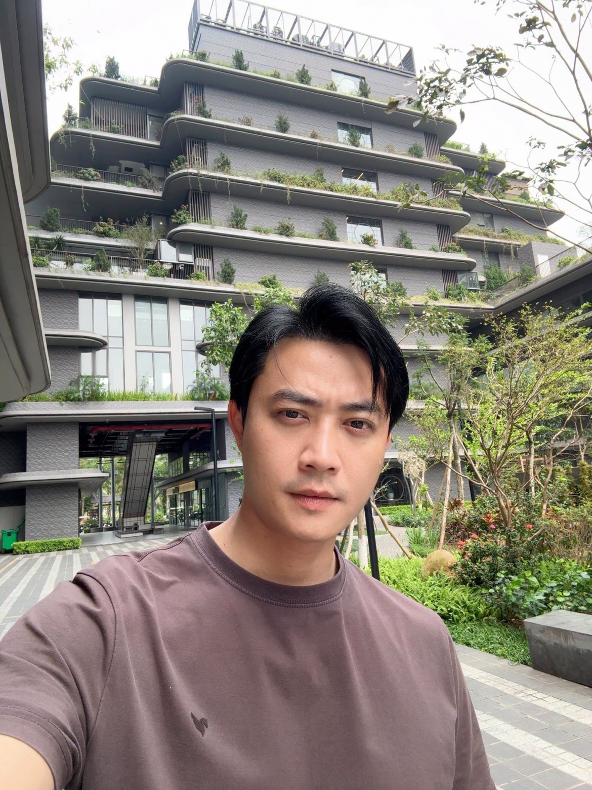 Diễn viên Tiến Lộc vừa khoe ảnh vừa tranh thủ quảng bá phim mới theo phong cách cực hài hước: “1 người chồng giỏi việc nhà, đảm việc giường... hết lòng yêu vợ, thương ... người lạ khác giới! Thế mà... xã hội coi khinh, chị em hắt hủi!!! Công lý ở đâu???”.