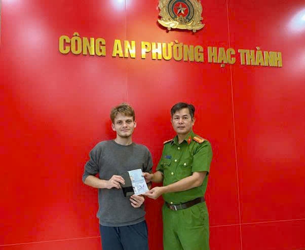 Cơ quan Công trao lại điện thoại bị thất lạc cho anh Rice Keaton Brian Gregory (Ảnh CATH)