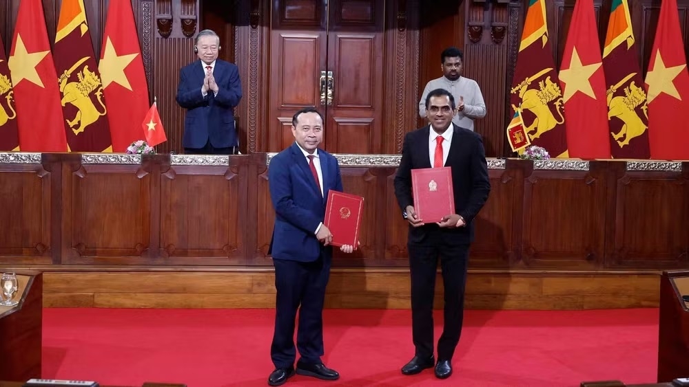 Tổng Bí thư, Chủ tịch nước Tô Lâm và Tổng thống Anura Kumara Dissanayake chứng kiến Lễ trao các văn kiện hợp tác giữa hai nước. (Ảnh: TTXVN)