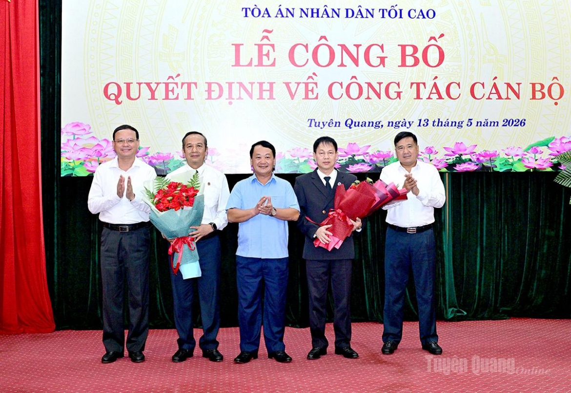 Lãnh đạo tỉnh Tuyên Quang chúc mừng hai đồng chí trên cương vị mới.
