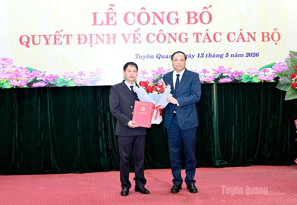 Đồng chí Lê Tiến, Ủy viên Ban Thường vụ Đảng ủy, Phó Chánh án Tòa án nhân dân tối cao trao Quyết định bổ nhiệm đồng chí Bùi Đức Thuận.