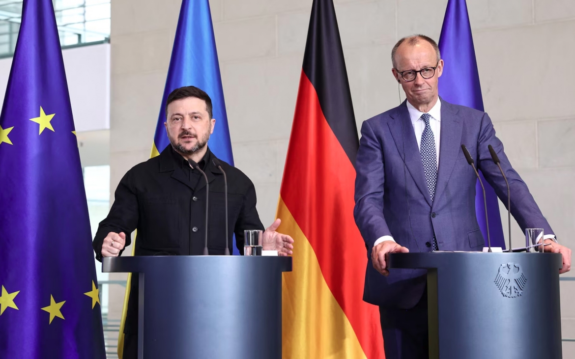 Tổng thống Ukraine Zelensky (trái) và Thủ tướng Đức Merz tại Berlin. Ảnh: Reuters.