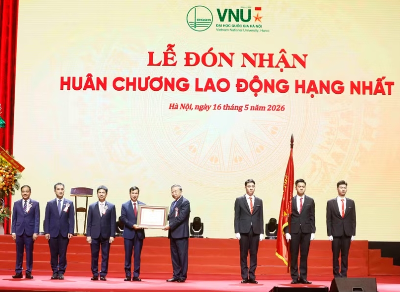 Tổng Bí thư, Chủ tịch nước Tô Lâm trao Huân chương Lao động hạng Nhất tặng Đại học Quốc gia Hà Nội. (Ảnh: TTXVN)