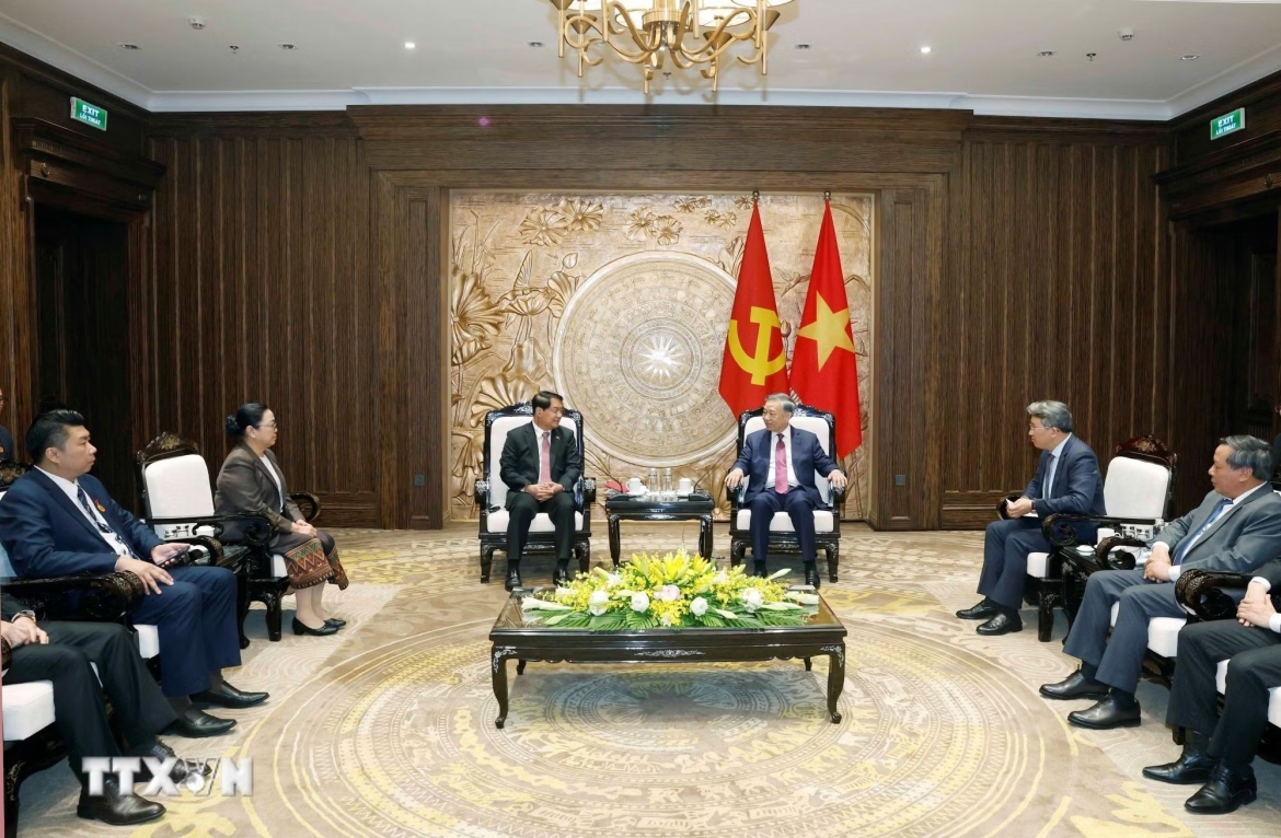 Tổng Bí thư, Chủ tịch nước Tô Lâm tiếp đồng chí Athsaphangthong Siphandone, Ủy viên Trung ương Đảng, Bí thư Thành ủy, Chủ tịch Hội đồng Nhân dân thủ đô Vientiane, Lào. (Ảnh: Thống Nhất/TTXVN)
