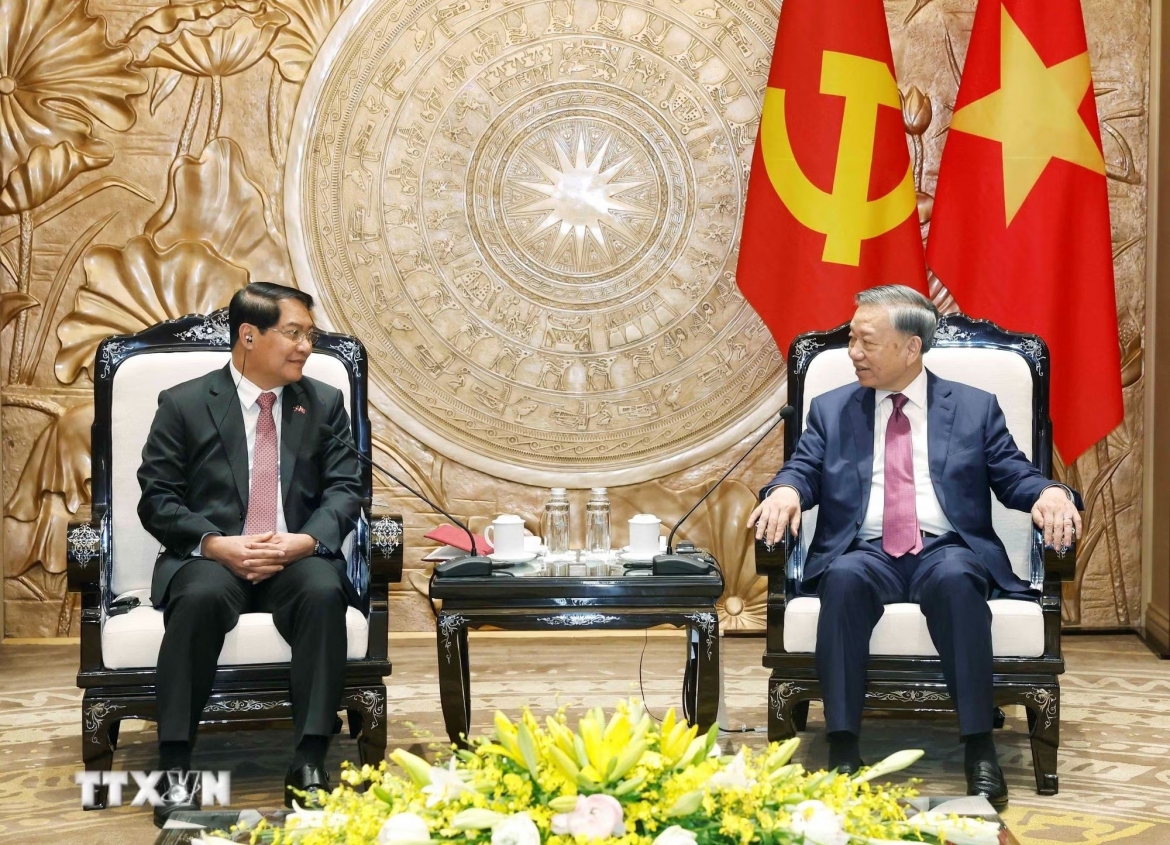 Tổng Bí thư, Chủ tịch nước Tô Lâm tiếp đồng chí Athsaphangthong Siphandone, Ủy viên Trung ương Đảng, Bí thư Thành ủy, Chủ tịch Hội đồng Nhân dân thủ đô Vientiane, Lào. (Ảnh: Thống Nhất/TTXVN)