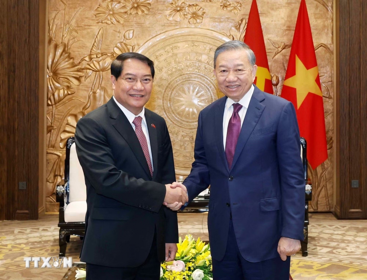 Tổng Bí thư, Chủ tịch nước Tô Lâm tiếp đồng chí Athsaphangthong Siphandone, Ủy viên Trung ương Đảng, Bí thư Thành ủy, Chủ tịch Hội đồng Nhân dân thủ đô Vientiane, Lào. (Ảnh: Thống Nhất/TTXVN)