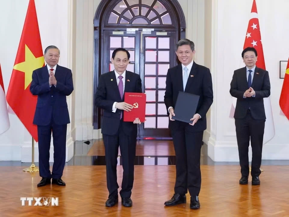 Trưa 29/5 (theo giờ địa phương), Tổng Bí thư, Chủ tịch nước Tô Lâm và Thủ tướng Singapore Lawrence Wong cùng chứng kiến Lễ trao và thông báo các văn kiện hợp tác giữa các bộ, ngành, địa phương hai nước Việt Nam và Singapore. Ảnh: TTXVN