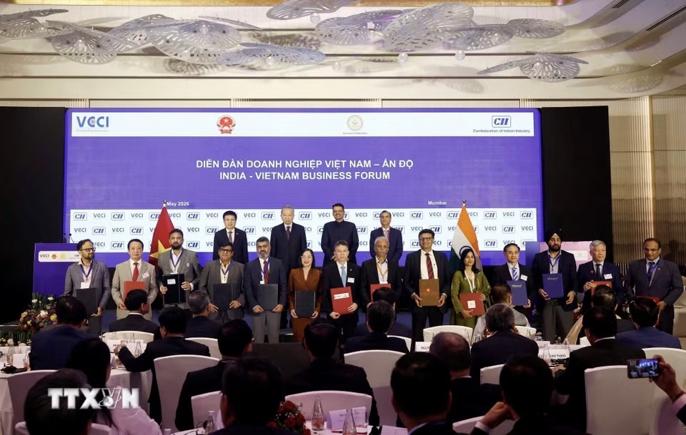 Tổng Bí thư, Chủ tịch nước Tô Lâm và Thủ hiến bang Maharashtra Devendra Fadnavis chứng kiến lễ trao các thỏa thuận hợp tác. Ảnh: Thống Nhất/TTXVN