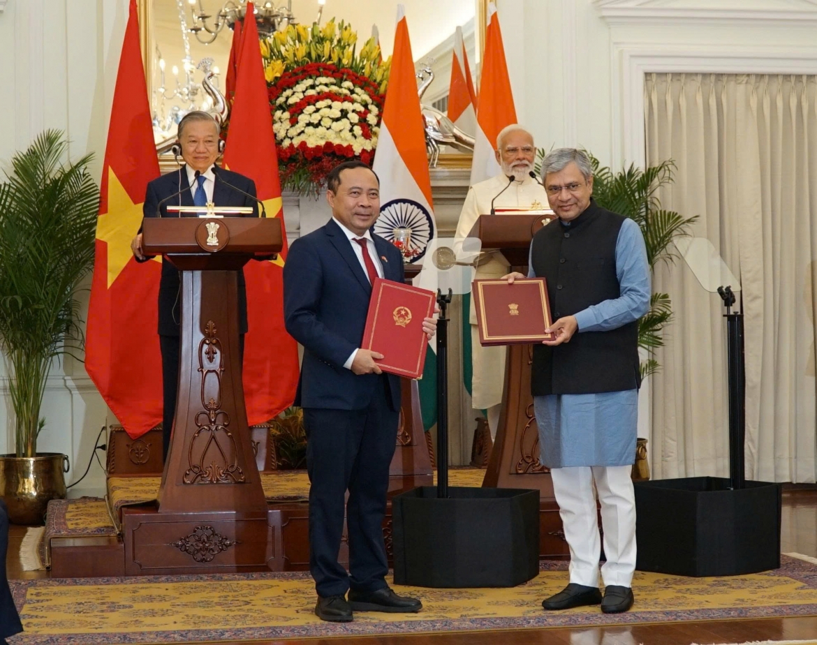 Tổng Bí thư, Chủ tịch nước Tô Lâm và Thủ tướng Ấn Độ Narendra Modi chứng kiến hai bên trao các văn kiện.