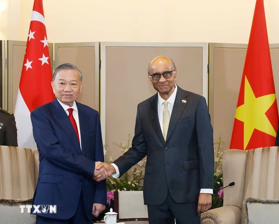 Ngay sau Lễ đón cấp Nhà nước, Tổng Bí thư, Chủ tịch nước Tô Lâm đã tiến hành hội đàm với Tổng thống Singapore Tharman Shanmugaratnam. Hai bên nhất trí tiếp tục tạo đột phá mới đưa hợp tác kinh tế đi vào chiều sâu, chất lượng, hiệu quả, thúc đẩy dòng vốn đầu tư hai chiều chất lượng cao, tập trung vào các lĩnh vực chiến lược, có giá trị gia tăng lớn, tăng cường kết nối doanh nghiệp hai nước. Ảnh: TTXVN