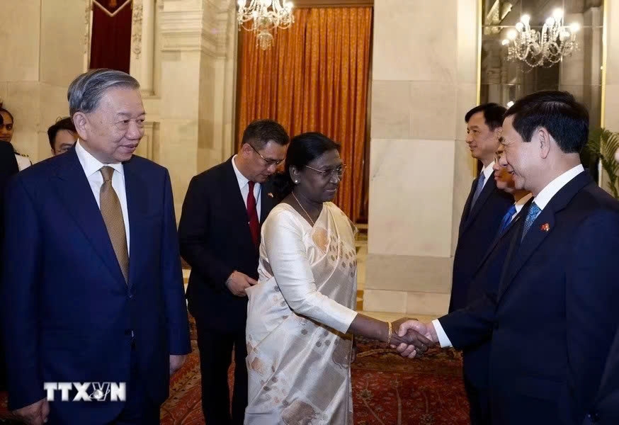 Tổng thống Ấn Độ Droupadi Murmu với thành viên đoàn Việt Nam dự chiêu đãi. Ảnh: Thống Nhất/TTXVN