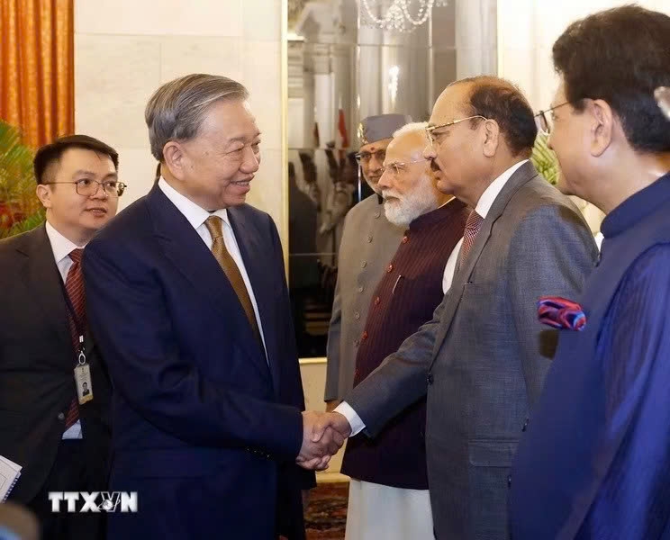Tổng Bí thư, Chủ tịch nước Tô Lâm với thành viên đoàn Ấn Độ tham dự chiêu đãi. Ảnh: Thống Nhất/TTXVN