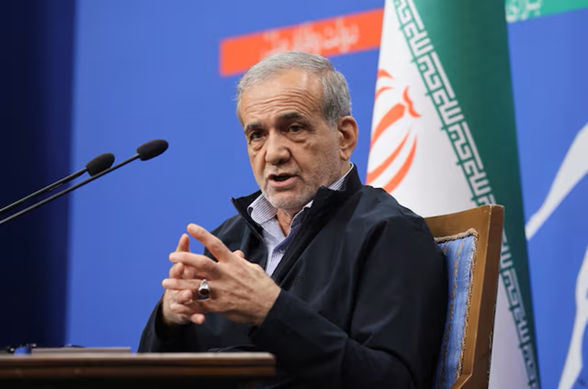 Tổng thống Iran Masoud Pezeshkian tham dự cuộc họp báo tại Tehran, Iran. Ảnh: Reuters