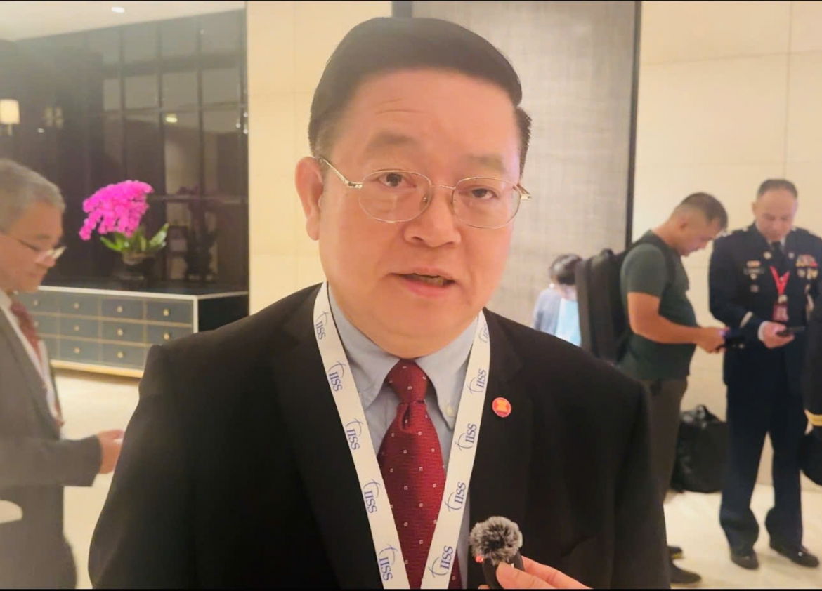 Tổng thư ký ASEAN Kao Kim Hourn trả lời phỏng vấn phóng viên VOV bên lề hội nghị.