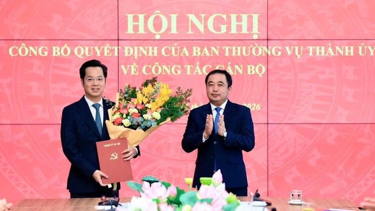 Bí thư Thành ủy Hà Nội Trần Đức Thắng trao quyết định cho tân Trưởng Ban Tổ chức Thành ủy Hà Nội Vũ Đăng Định (ảnh: Quang Thái/Hà Nội Mới)