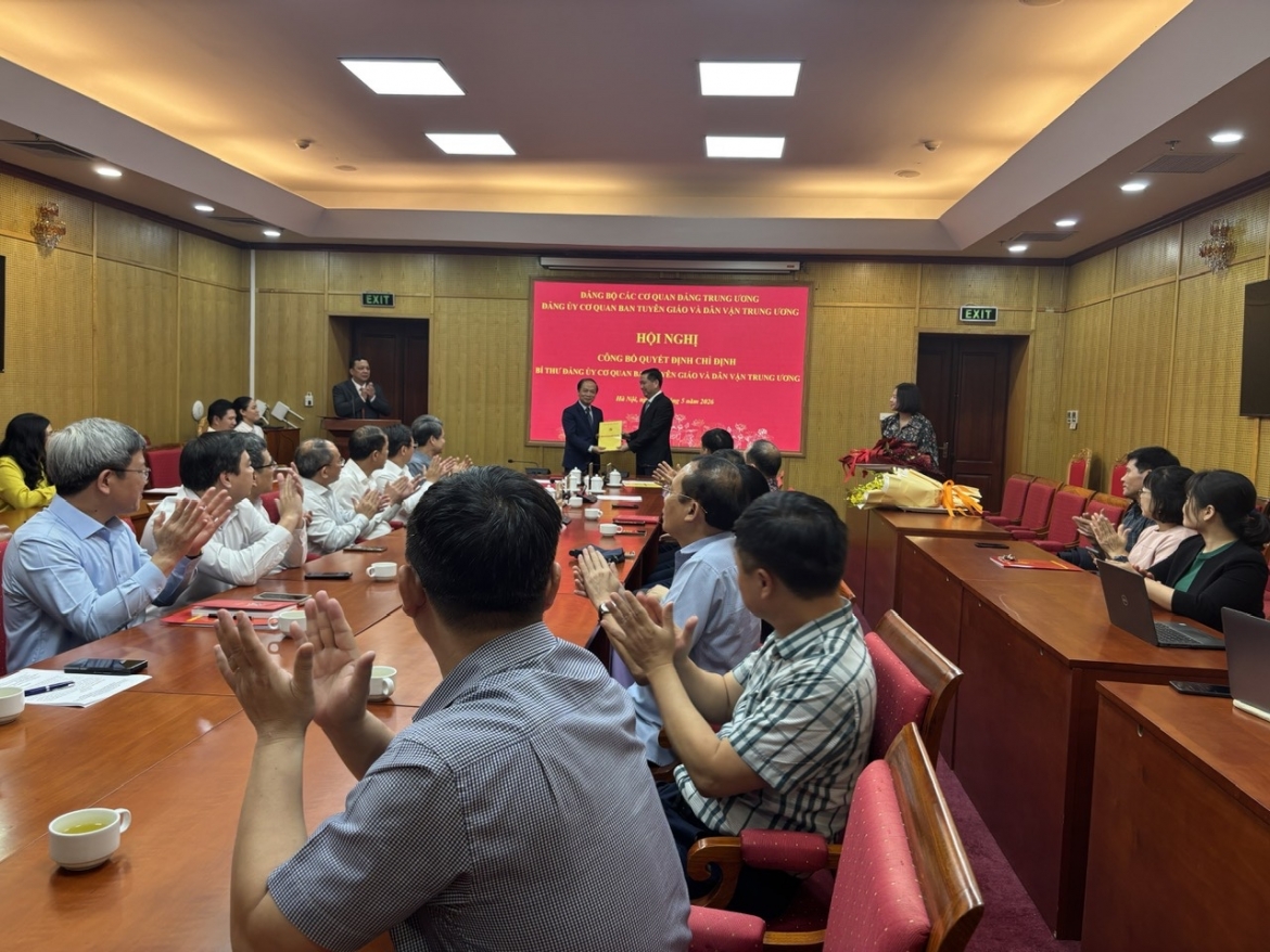 Ông Phạm Tất Thắng nhận quyết định 