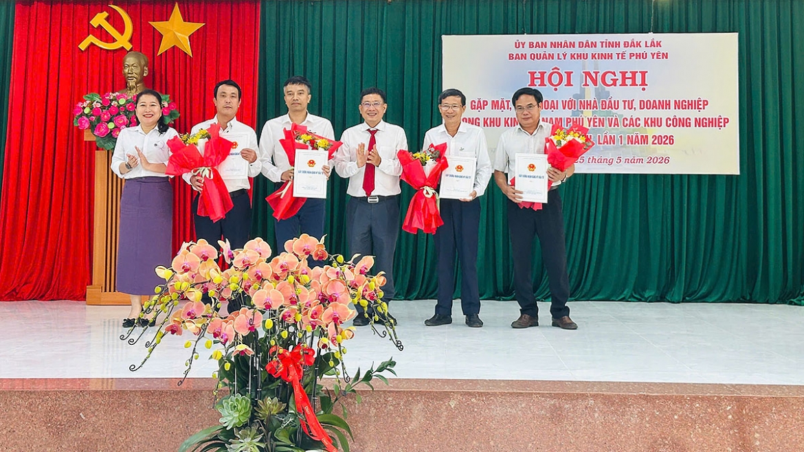 Trao quyết định chủ trương đầu tư và giấy chứng nhận đầu tư cho 5 dự án mới với tổng số vốn đầu tư gần 1.200 tỷ đồng.