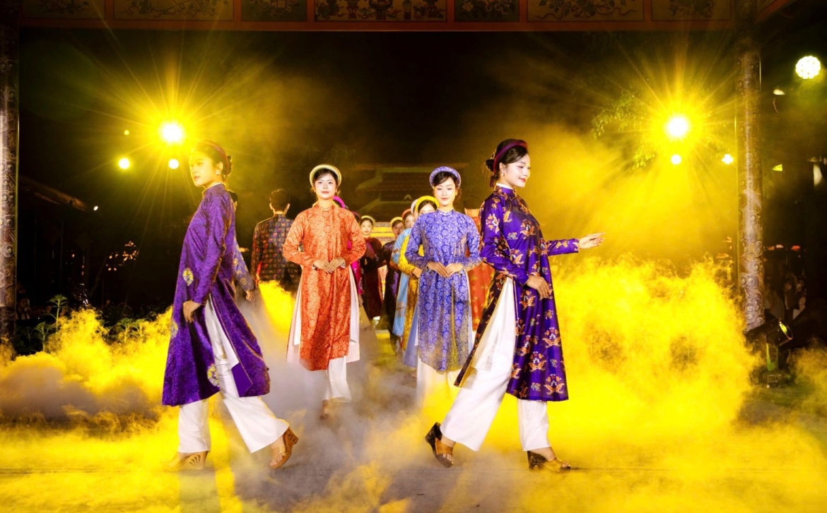 Trình diễn thời trang áo dài