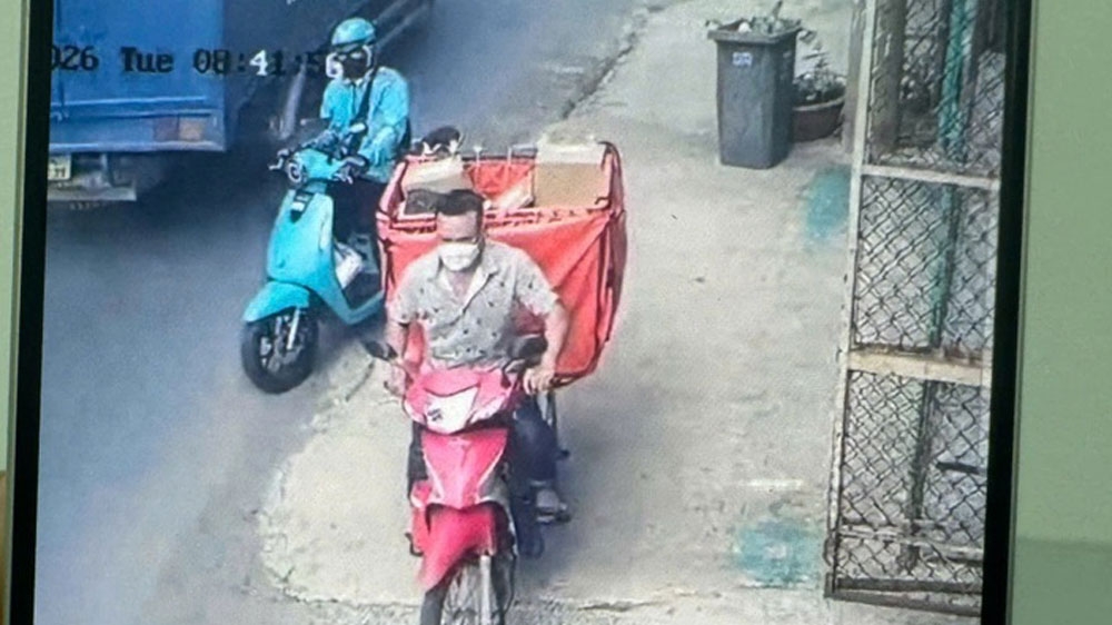 Đối tượng trộm xe máy và thùng hàng của shipper