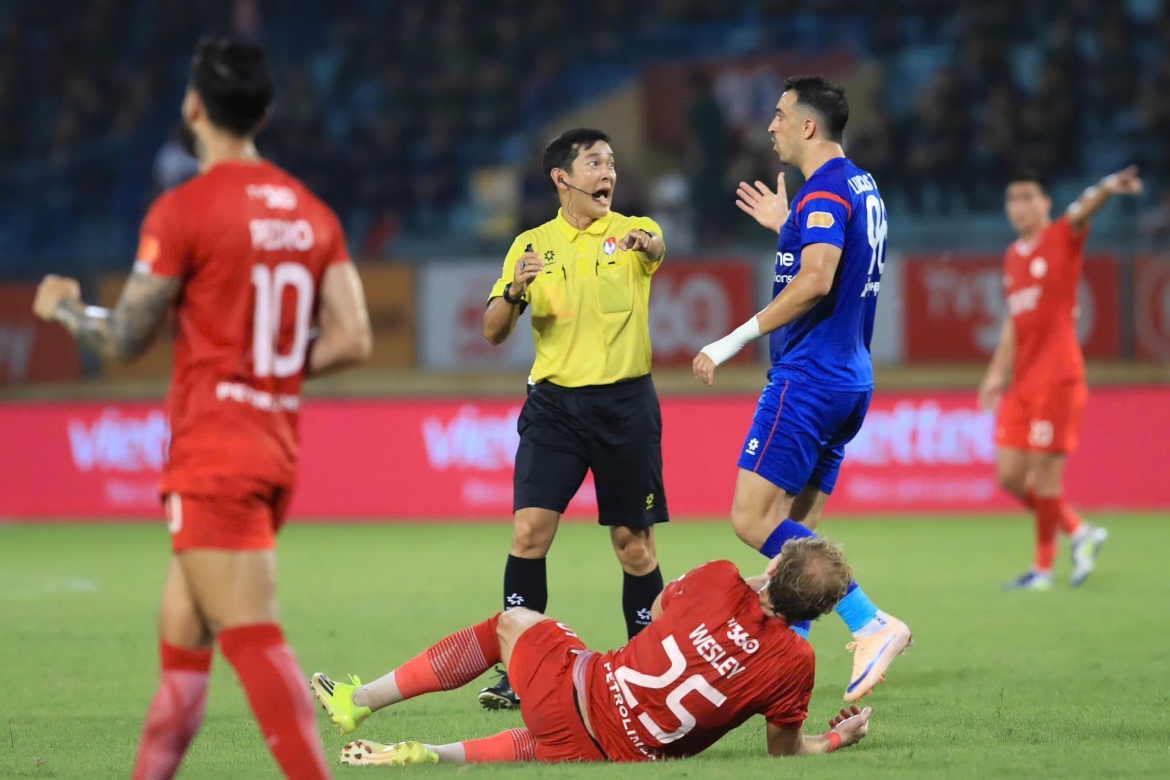 Trọng tài Trần Ngọc Nhớ (áo vàng) mắc sai lầm nghiêm trọng.