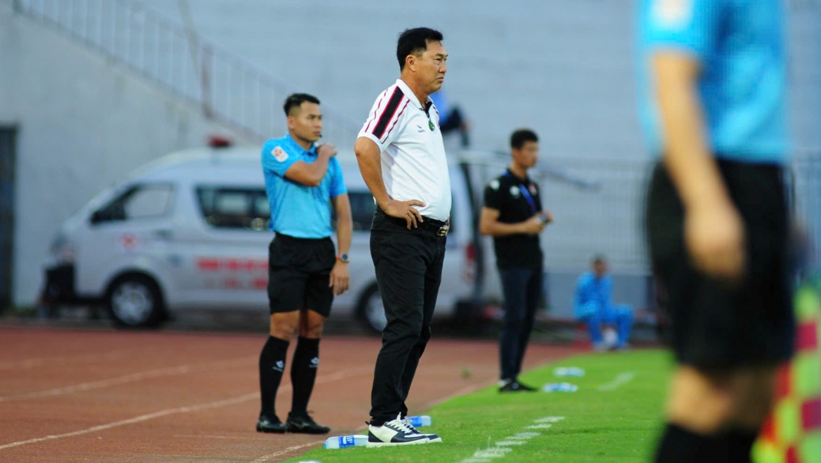 HLV Hứa Hiền Vinh cần xốc lại tinh thần cho các cầu thủ TP.HCM trong bối cảnh V-League 2025/2026 chỉ còn 3 vòng đấu nữa là hạ màn. (Ảnh: VPF)