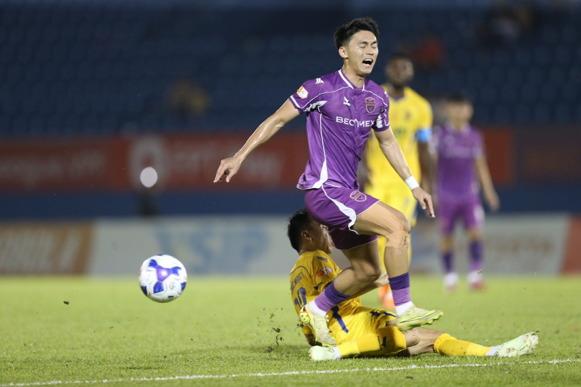 CLB TP.HCM (áo tím) đối mặt nguy cơ xuống hạng sau khi thua SLNA ở vòng 24 V-League 2025/2026. (Ảnh: VPF)
