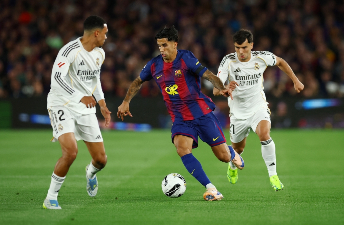 Real Madrid gặp vô vàn khó khăn trước Barca (Ảnh: Reuters).