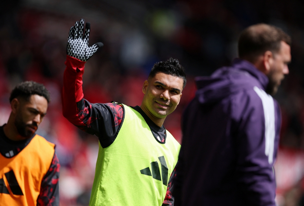 Casemiro đá chính trong trận đấu cuối cùng trong màu áo MU trên sân nhà Old Trafford (Ảnh: Reuters)