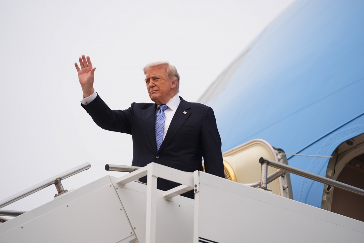 Tổng thống Mỹ Donald Trump lên máy bay về nước, kết thúc chuyến thăm Trung Quốc kéo dài 3 ngày. Ảnh: AP