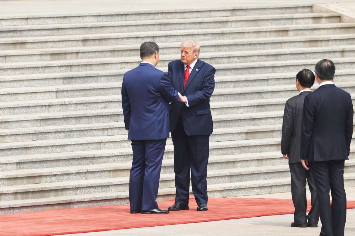 Chủ tịch Trung Quốc Tập Cận Bình đã tiếp đón Tổng thống Mỹ Donald Trump bằng nghi thức long trọng khi hai nhà lãnh đạo gặp nhau tại Đại lễ đường nhân dân. Lãnh đạo của hai quốc gia quyền lực nhất thế giới đã có cái bắt tay kéo dài. Ảnh: Reuters