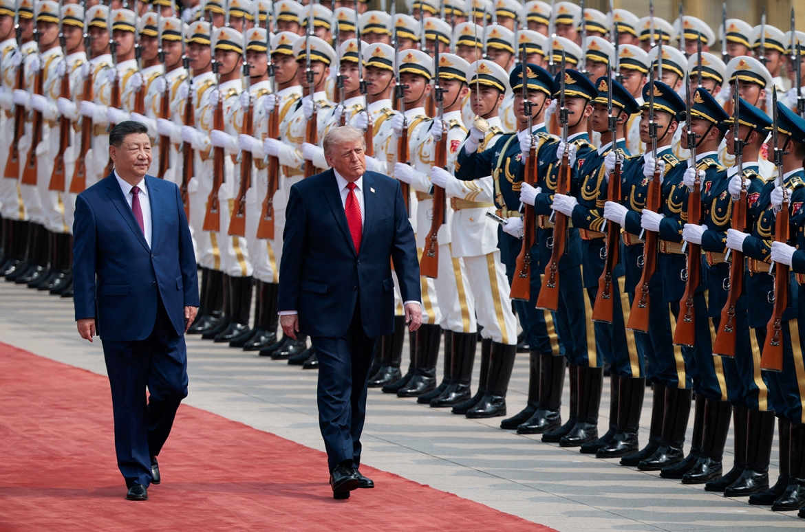 Tổng thống Mỹ Donald Trump duyệt đội danh dự trong lễ đón cùng Chủ tịch Trung Quốc Tập Cận Bình tại Đại lễ đường Nhân dân. Ảnh: Reuters.