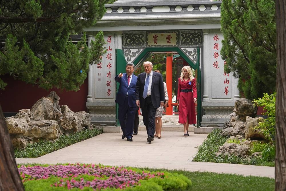 Ông Trump và ông Tập thăm Trung Nam Hải sáng 15/5. Ảnh: AP