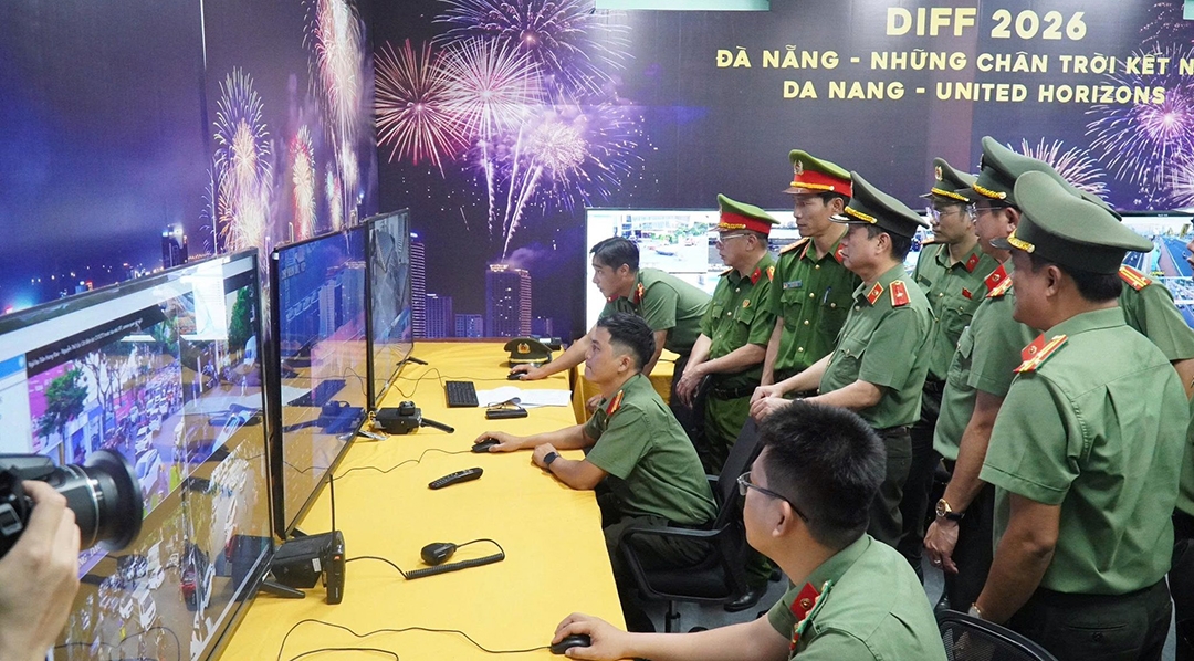 Trung tâm chỉ huy của Công an thành phố điều hành mọi hoạt động bảo đảm an ninh trật tự Lễ hội pháo hoa (Ảnh: Công an)