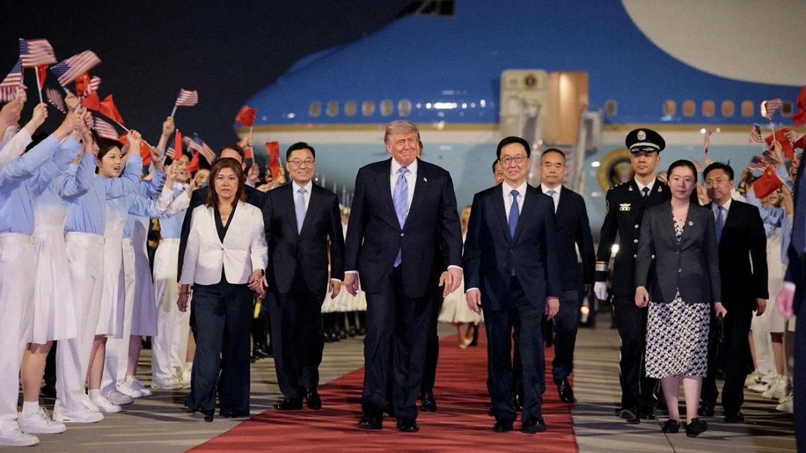 Tổng thống Mỹ Donald Trump khi vừa hạ cánh xuống sân bay tại Bắc Kinh tối 13/5. Ảnh: Reuters