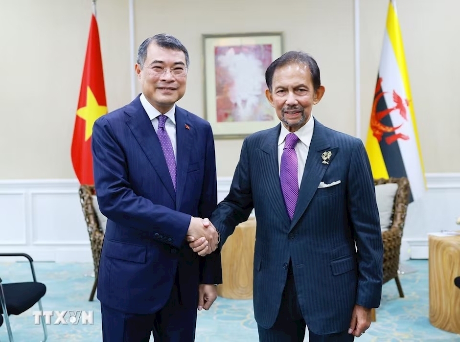 Các cuộc gặp nhằm thúc đẩy hợp tác kinh tế, thương mại, đầu tư, tăng cường liên kết khu vực, đồng thời mở rộng phối hợp trong các lĩnh vực phát triển bền vững và hội nhập quốc tế hiện nay. Trong ảnh: Thủ tướng Chính phủ Lê Minh Hưng gặp Quốc vương Brunei Haji Hassanal Bolkiah. (Ảnh: TTXVN)