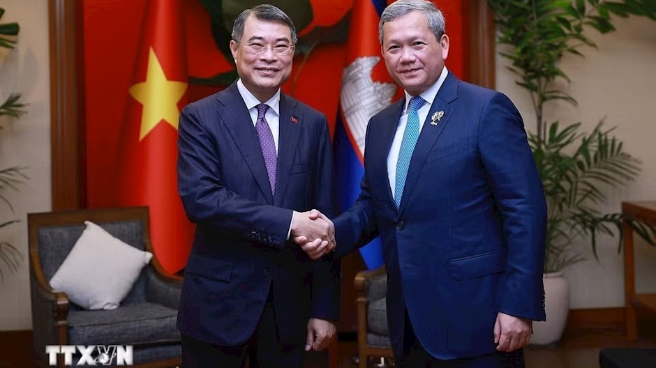 Thủ tướng Lê Minh Hưng gặp Thủ tướng Campuchia Hun Manet. (Ảnh: Dương Giang/TTXVN)