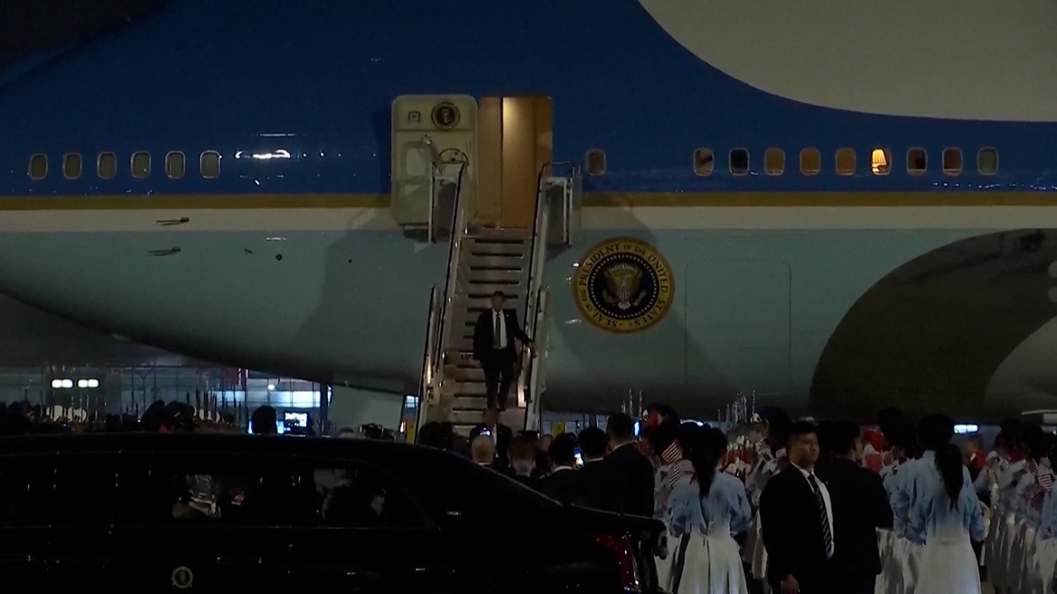Tổng thống Mỹ Donald Trump đến Bắc Kinh, bắt đàu chuyến thăm Trung Quốc. Ảnh chụp màn hình video của CCTV Plus
