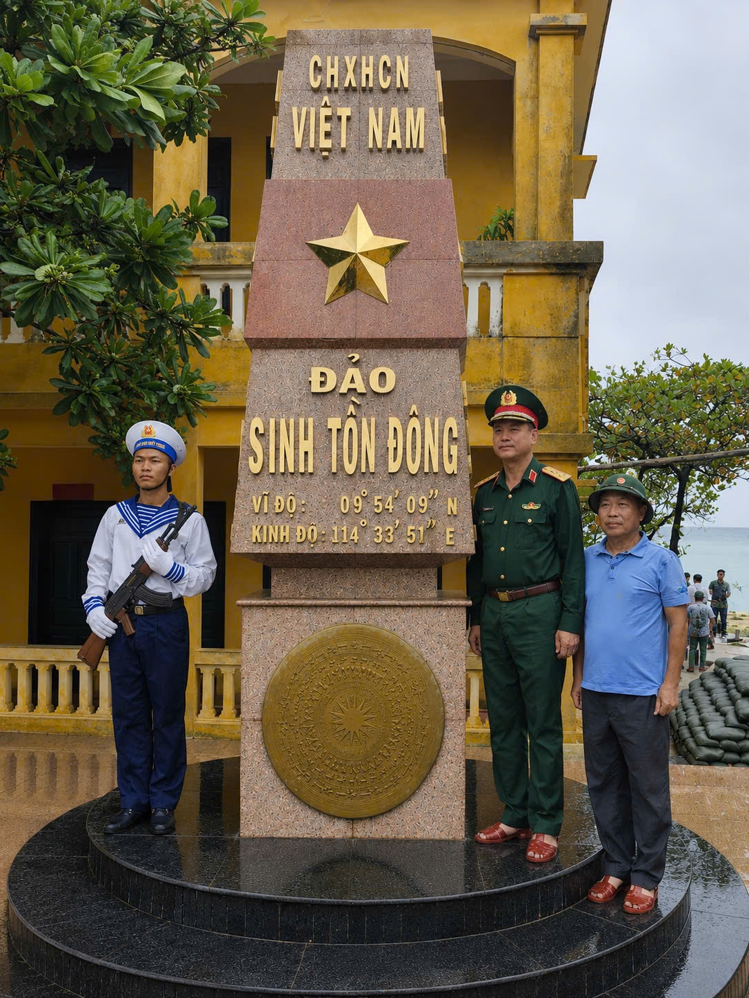 Nhạc sĩ Lê Tự Minh (ngoài cùng bên phải)