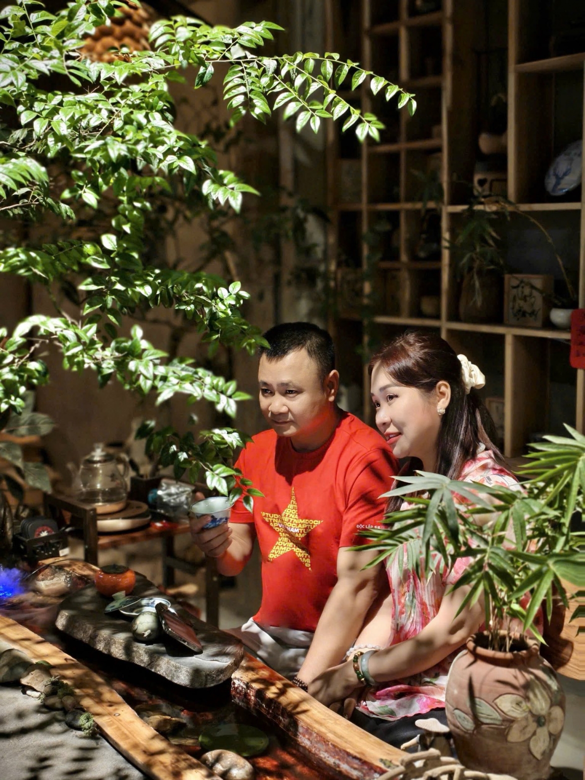 Nghệ sĩ Tự Long tận hưởng bình yên gia đình.