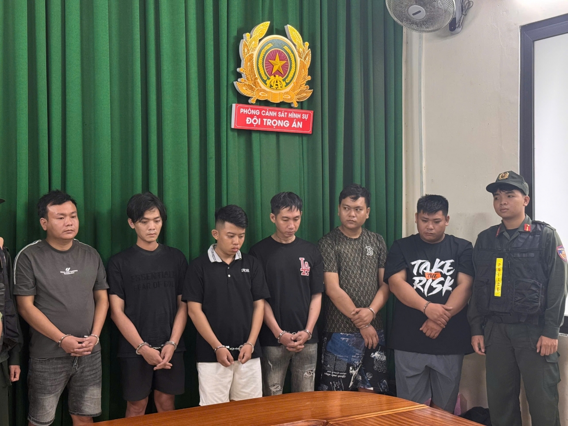Các đối tượng trong nhóm cướp tiệm vàng (từ trái sang): Dân, Huy, Thành, Đạt, Hoàng, Lâm. (Ảnh: CACC)