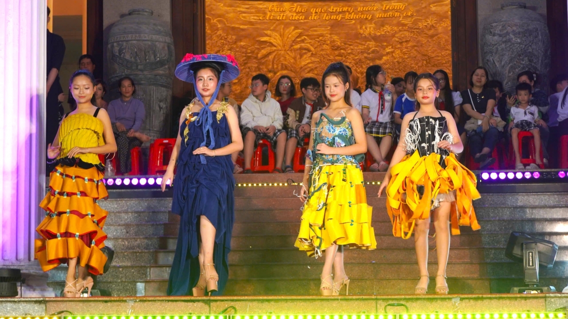 Trên nền nhạc quê hương phối khí hiện đại, các thiết kế mang đậm tinh thần đương đại đã góp phần tạo nên sự giao thoa giữa di sản và hơi thở của thế hệ trẻ