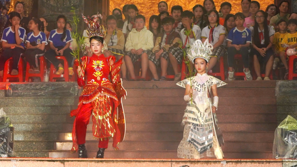 Màn trình diễn thời trang đặc sắc đến từ nhiều nhà thiết kế tại điểm nhấn cho chương trình nghệ thuật "Tuổi thơ cùng di sản"
