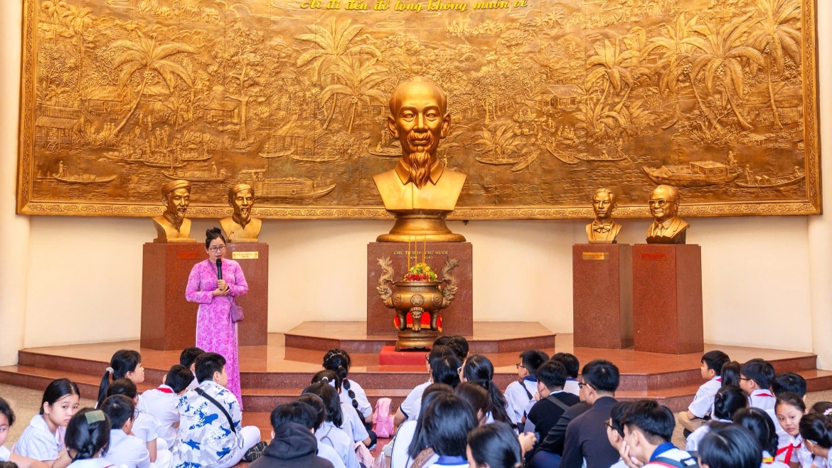 Trong khuôn khổ chương trình, sáng ngày 30/5, hơn 100 em thiếu nhi cũng đã tham quan, tìm hiểu văn hóa - lịch sử tại Bảo tàng TP. Cần Thơ