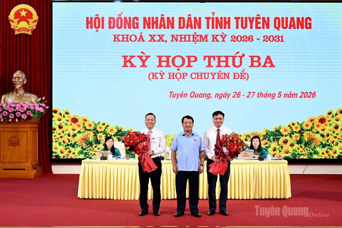 Bí thư Tỉnh ủy Tuyên Quang Hầu A Lềnh tặng hoa chúc mừng 2 Phó Chủ tịch UBND tỉnh Tuyên Quang Đỗ Anh Tuấn và Đỗ Hùng Đức. (Ảnh: Tuyên Quang Online)