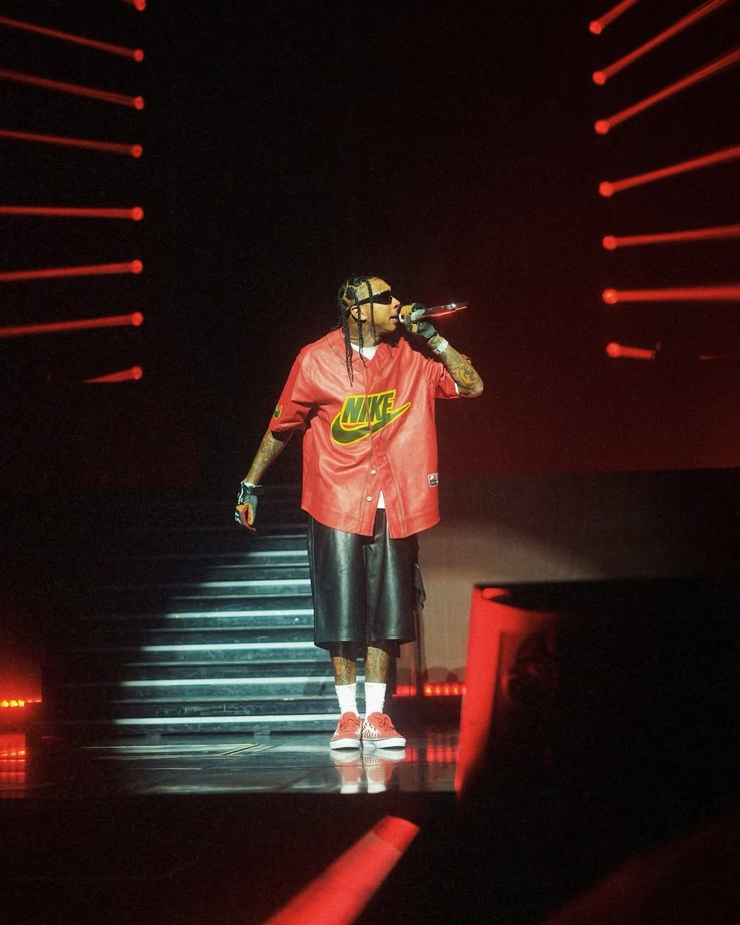 Rapper Tyga biểu diễn trên sân khấu với phong cách đặc trưng của hip hop Mỹ.