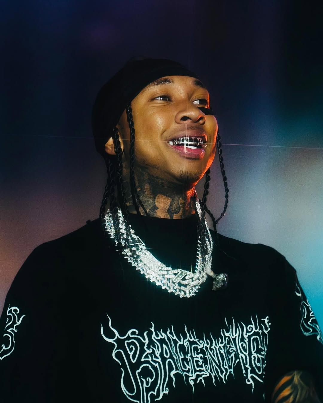 Tyga nổi bật với phong cách thời trang mang dấu ấn văn hóa hip hop bờ Tây nước Mỹ.